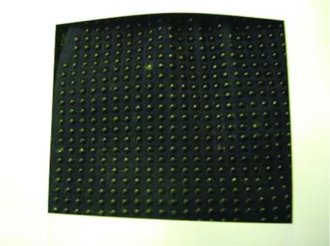 telas parcialmente revestidas de puntos de plástico